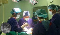 Các bác sĩ của Bệnh viện Hữu nghị Việt Đức vi phẫu bảo tồn bàn tay của bé trai 23 tháng tuổi.