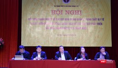 Ông Nguyễn Minh Tuấn - Vụ trưởng Vụ Trang Thiết bị và Công trình Y tế (giữa) cùng các chuyên gia tới từ Bộ Y tế, Bộ Tài chính và các cơ quan liên quan lắng nghe chia sẻ của đại diện các doanh nghiệp về trang thiết bị y tế.