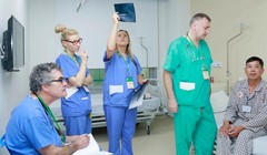 Nhóm bác sĩ của Tổ chức Operation Walk Ireland thăm khám cho bệnh nhân tại Bệnh viện Trung ương Quân đội 108.