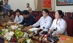 Bà Trần Liên Hương - Phó Giám đốc Bệnh viện Đa khoa Xanh Pôn và đồng nghiệp đại diện trả lời báo chí.