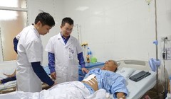 Bác sĩ Bệnh viện Bưu điện thăm khám cho ông Tr. sau mổ.