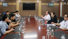 Ban lãnh đạo Bệnh viện trao đổi với gia đình chị N. (Ảnh: Báo Quảng Bình)