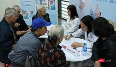 Nhân viên y tế tư vấn về chế độ dinh dưỡng cho bệnh nhân đái tháo đường.