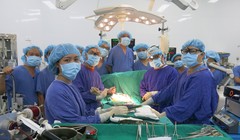 Kíp phẫu thuật cho bệnh nhân H. đã làm việc vất vả trong 12 tiếng đồng hồ, nỗ lực cứu sống người bệnh (Ảnh: BVCC)