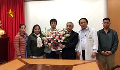 Nhóm bác sĩ của Khoa Cấp cứu, Bệnh viện Bạch Mai nhận lẵng hoa cảm ơn tư gia đình em V.Đ.H (Ảnh: Bác sĩ Lương Quốc Chính)