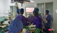 Các bác sĩ phẫu thuật cắt u gan nội soi cho bệnh nhân.