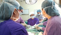 Các bác sĩ phẫu thuật chữa dị tật thầm kín cho chị T. (Ảnh: Bác sĩ Nguyễn Đình Minh)