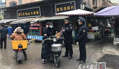 Cảnh sát địa phương canh gác nghiêm ngặt trước chợ hải sản bị đóng cửa ở Vũ Hán do bị nghi ngờ là nguồn lây bệnh viêm phổi lạ (Ảnh: Yangtze Daily - SCMP)