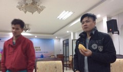 Nghệ sĩ Tự Long tranh thủ ăn bánh mì trước khi tập luyện Táo Quân 2016