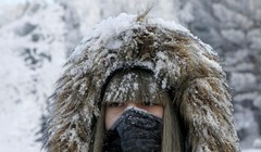Người phụ nữ trùm kín đầu trong khu rừng bên bờ sông Yenisei, thành phố Krasnoyarsk, Nga, khi nhiệt độ ở đây rơi xuống khoảng -21 độ C.