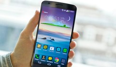 Tư thế dùng smartphone thế này mới gọi là đúng cách