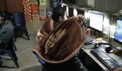 Game thủ trùm chăn trong quán net vì đam mê cày game