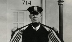 Áo khoác có lò sưởi điện bên trong dành cho cảnh sát giao thông ở Mỹ năm 1932.