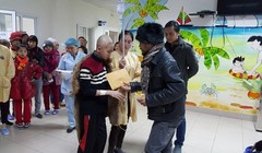 Trần Lập tự tay trao quà cho các bệnh nhân. (Ảnh: FBNV)