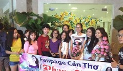 Phạm Hương đi dép lê, mặc áo phông vẫn xinh đẹp và thân thiện