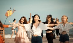 Xem MV mới 'Sống không đợi chờ' của Văn Mai Hương