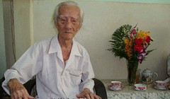 NSND Viễn Châu - danh cầm Bảy Bá bên cây đàn tranh sau đợt bạo bệnh năm 2012. 