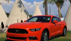 2016 Ford Mustang có động cơ V6, kiểu dáng khỏe khoắn, hiện đại. Giá khởi điểm của dòng xe này là 24.145 USD (chưa kể thuế, phí).