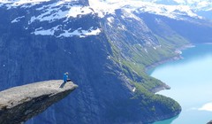1. Mỏm đá Trolltunga (Lưỡi quỷ Na Uy) – Na Uy.