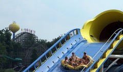 Choáng với đường trượt nước tự chế cực cool