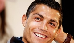 Video: CR7 cởi áo khoe cơ bắp để... tán gái