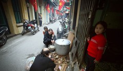 Một gia đình Hà Nội luộc bánh chưng. Ảnh:Nguyễn Cảnh Tùng