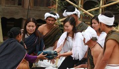 Nếu cả hai dòng họ đồng ý, trước khi cưới một ngày, buôn làng tổ chức một đêm hội gọi là "Đêm hội bắt chồng".