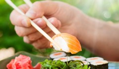 Cầu thủ Mancity đối đầu với thử thách dùng đũa