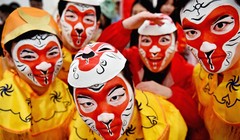 Các thành viên của cộng đồng người Hoa ở Glasgow, Scotland, trong bữa tiệc mừng Tết Bính Thân với trang phục truyền thống.