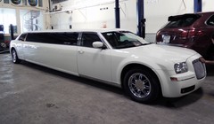 Xế độc Chrysler 300 Touring dài 9m tại Việt Nam