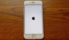 Video: iPhone hoá... cục gạch khi chỉnh về ngày 1/1/1970