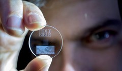 Kính lưu dữ liệu “siêu khủng” 360TB, tuổi thọ hơn 13 tỷ năm