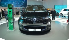 Nam diễn viên Corey Hawkins (phải) đến một hộp đêm ở Hà Nội (Ảnh: Tia Lieu)