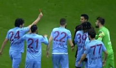 Tình huống Salih Dursun (24) rút thẻ đỏ đối với trọng tài Deniz Ates Bitne.