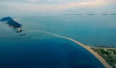 Cận cảnh hòn đảo có lối đi giữa biển duy nhất tại Việt Nam
