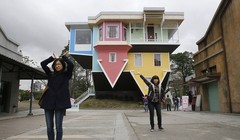 Một ngôi nhà ngược từ dưới lên trên được xây dựng ở Đài Loan gồm đủ mọi vật dụng bên trong.