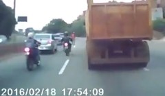 Video: Cú va chạm giao thông cực nguy hiểm giữa xe máy và người đi bộ