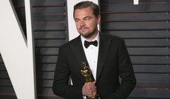 Video: “Chuyện tình” giữa Leonardo DiCaprio và tượng vàng sau đêm trao giải