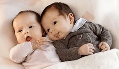 Hy hữu: Ca sinh đôi cùng mẹ khác cha