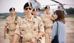 Song Joong Ki và Song Hye Kyo trong Hậu duệ mặt trời. Ảnh: KBS