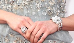 Cận cảnh lắc tay và nhẫn kim cương tinh tế của Daisy Ridley.