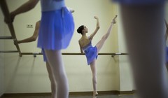 Nữ nghệ sĩ ballet Mỹ Harper Ortlieb trong giờ học tại Học viện Múa Matxcơva 