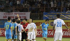 Video: Xô ngã vào trọng tài, Văn Quyết nhận ngay thẻ đỏ