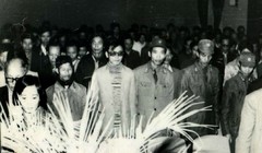 Phút mặc niệm Nhà thơ Xuân Diệu tại Hội nghị những người viết văn trẻ toàn quốc lần thứ III, tháng 12 năm 1985 (hàng đầu, từ phải qua trái): Ngô Vĩnh Bình, Nguyễn Quốc Trung, Đặng Vương Hưng, Đỗ Chu…