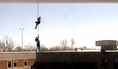 Video: Tù nhân đu dây trực thăng vượt ngục như phim hành động