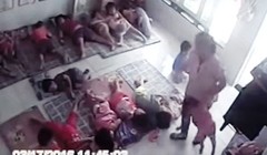 Gai người xem bảo mẫu xách tay bé 2 tuổi hất vào chỗ ngủ