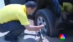 Video: Mẹo bỏ túi giúp ôtô thoát vũng lầy