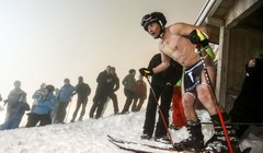 Thí sinh cuộc đua "Naked Slalom Skirace" tại khu nghỉ trượt tuyết Steinach am Brenner, Áo