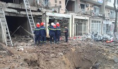 Một hố sâu xuất hiện sau vụ nổ.