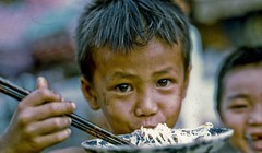 Em bé Mỹ Tho mặt lấm lem hào hứng với tô bún.